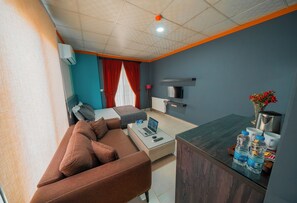 خزنة داخل الغرفة وستائر تعتيم ومكواة/لوح كي وواي فاي مجانًا