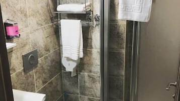 Dusche, Regendusche, kostenlose Toilettenartikel, Haartrockner