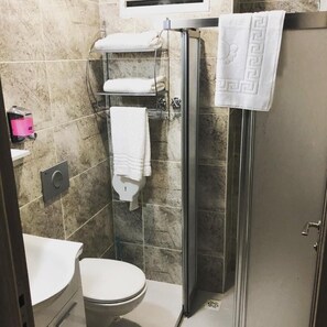 Shower, rainfall showerhead, free toiletries, hair dryer