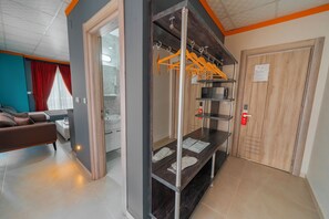 خزنة داخل الغرفة وستائر تعتيم ومكواة/لوح كي وواي فاي مجانًا