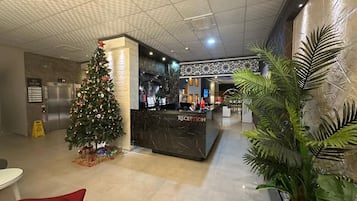 Rom – deluxe | Safe på rommet, blendingsgardiner og strykejern/-brett