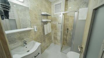 Shower, rainfall showerhead, free toiletries, hair dryer