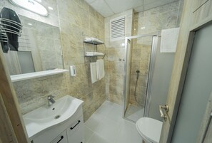 Shower, rainfall showerhead, free toiletries, hair dryer - City Life (Iskenderun)