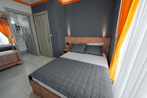 Suite – deluxe | Sengetøy av topp kvalitet, safe på rommet og blendingsgardiner