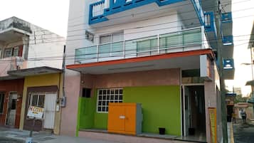 Vista frontal de la propiedad