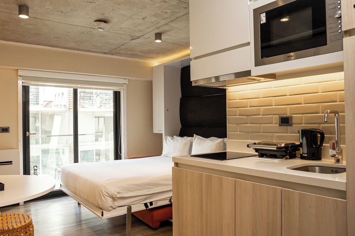 Estudio empresarial (Sofa) | Cocina privada | Microondas, parrilla de estufa, arrocera y plancha de cocina 