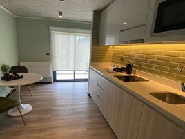 Suite Studio Standard, 1 très grand lit | Cuisine privée | Micro-ondes, plaque de cuisson, cuiseur de riz, plancha