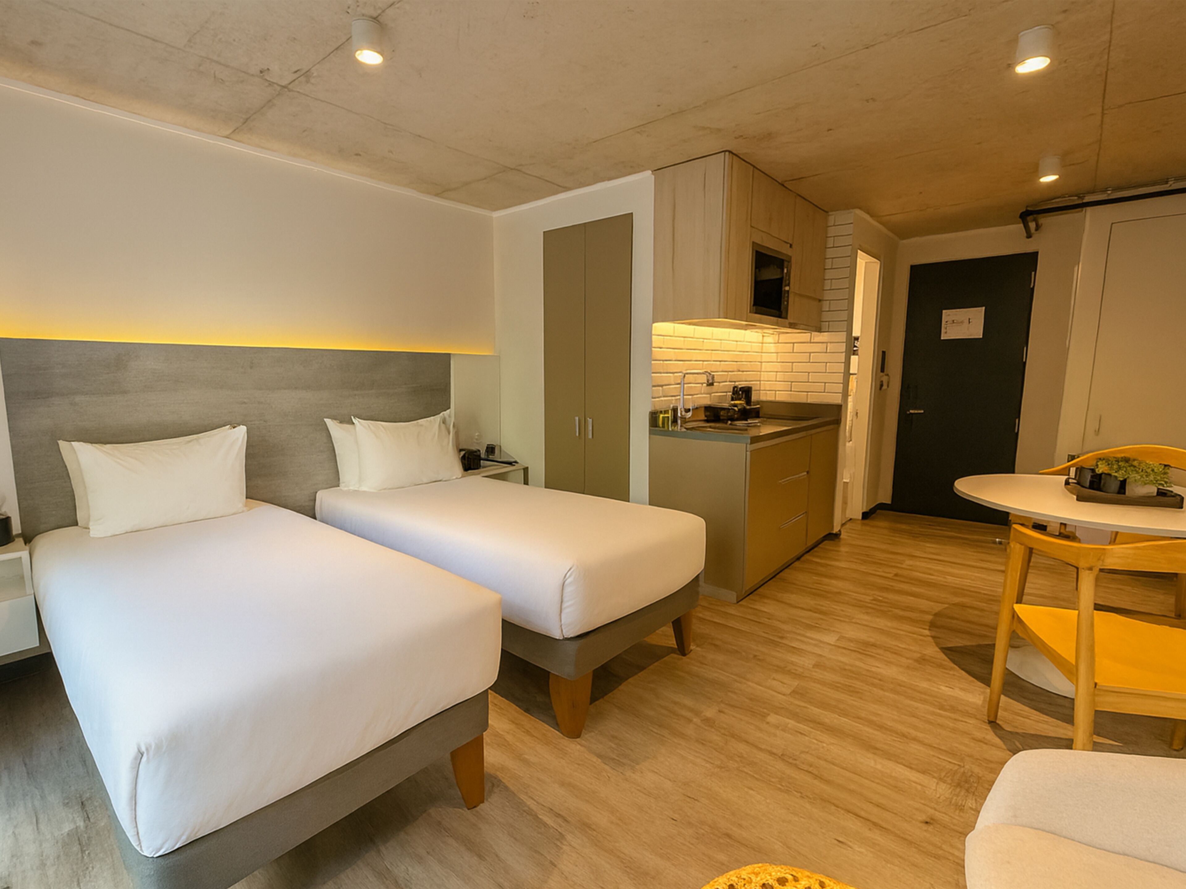 Caja de seguridad en la habitación y espacio para trabajar con laptop 