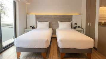 Estudio estándar, 2 camas individuales | Caja fuerte, espacio para trabajar con un portátil, cortinas opacas