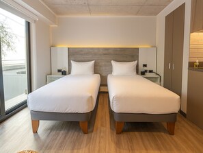Estudi estàndard, 2 llits individuals | Caixa forta a l'habitació i espai de treball apte per a portàtils 