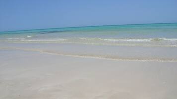 Plage, chaises longues, serviettes de plage