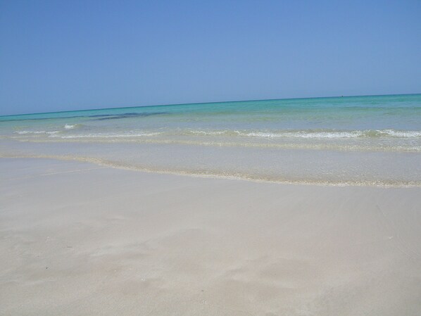 Plage, chaises longues, serviettes de plage