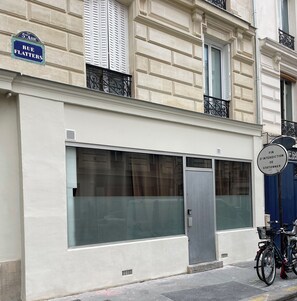 Exterior detail - Apartment near the tourist street Mouffetard (Paris)