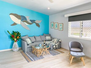 فيلا حصرية - على المحيط | منطقة المعيشة | تلفزيون ذكي بحجم 50-بوصة يعرض قنوات تلفزيونية رقمية، تلفزيون