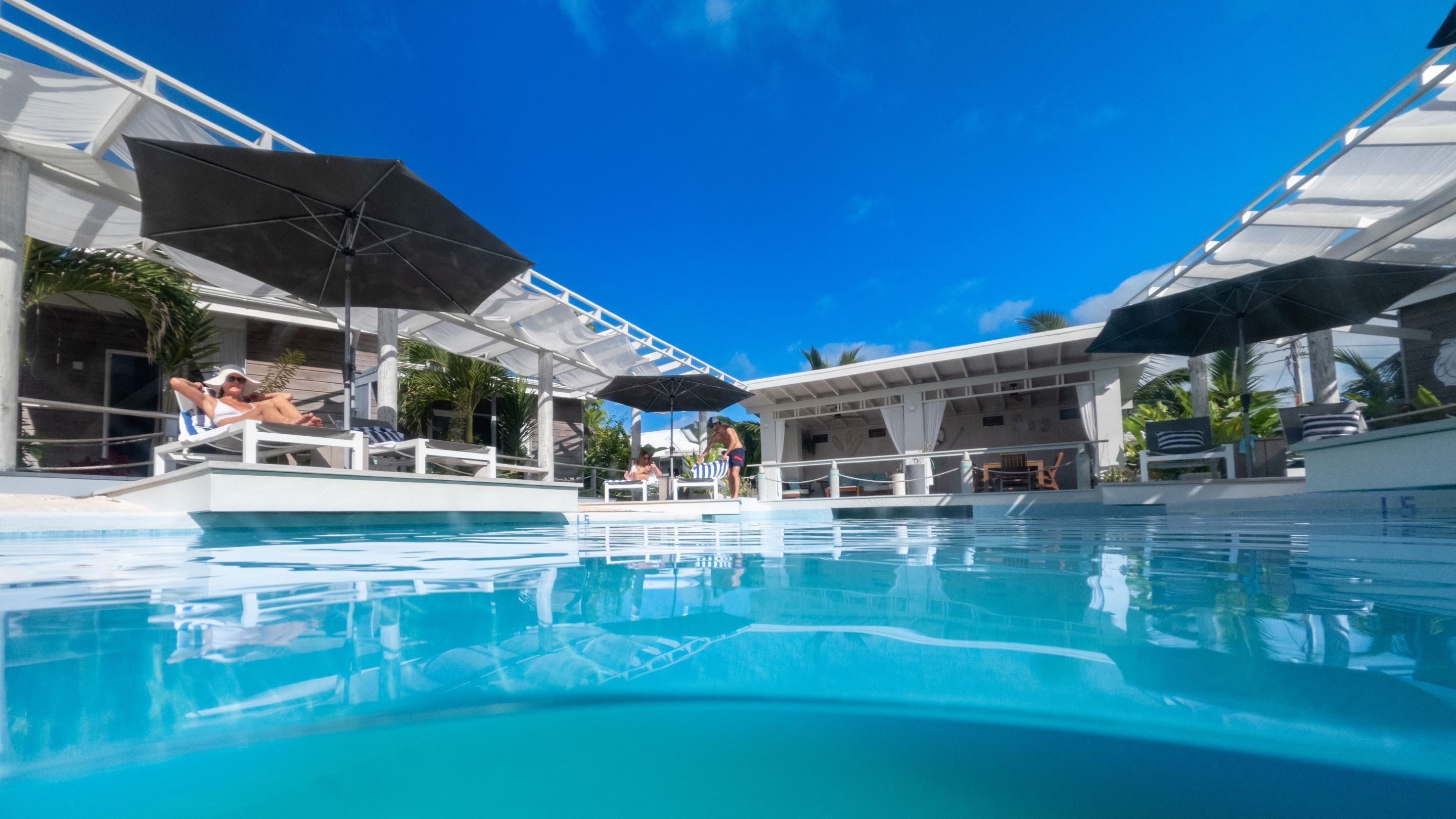 Piscine extérieure, chaises longues