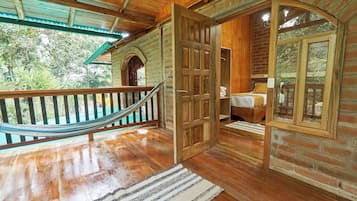 Standard Room, 1 Queen Bed, Balcony, Garden View | Terrace/patio