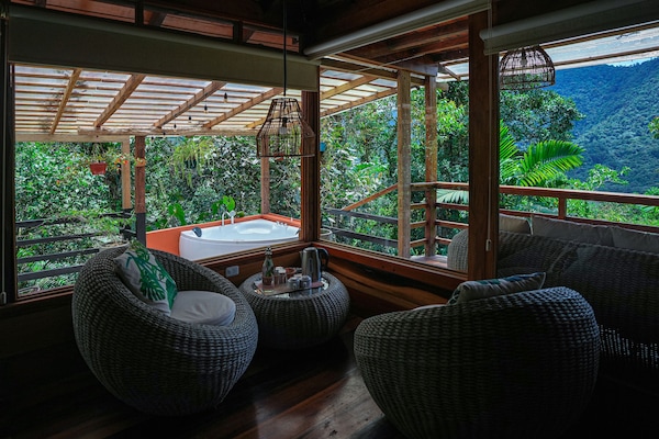 Deluxe Cabin | Living area