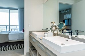 2 habitaciones, tabla de planchar con plancha y cuna de viaje