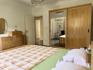 2 chambres, bureau, fer et planche à repasser, accès au Wi-Fi (inclus)