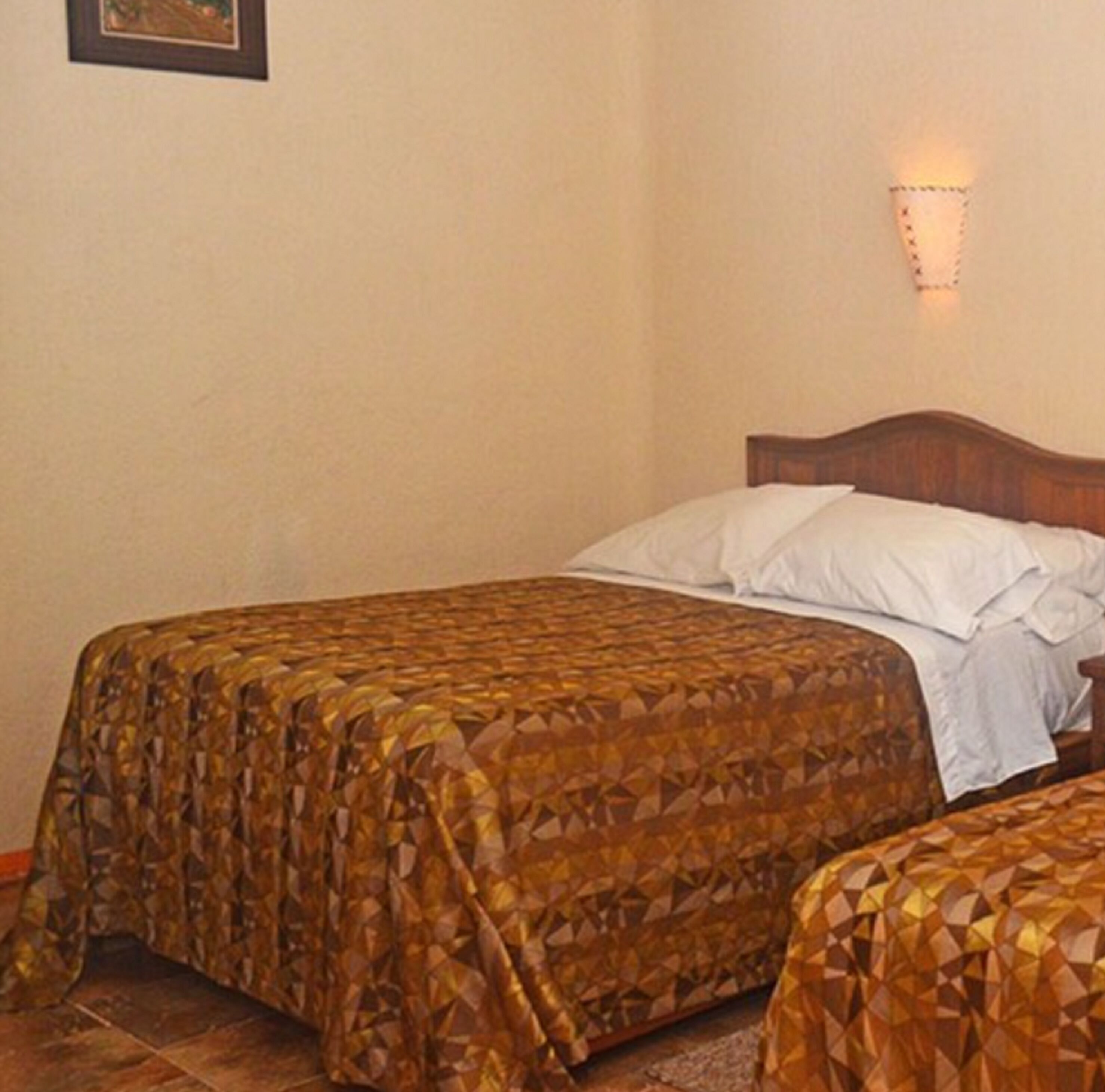 basic double or twin room | 1 bedroom, iron/ironing board, free wifi, bed sheets