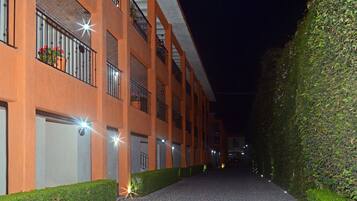 Vista frontal de la propiedad