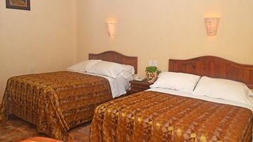 Tabla de planchar con plancha, wifi gratis y ropa de cama