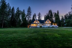 Front of property - evening/night - McCloud River B&B (McCloud)