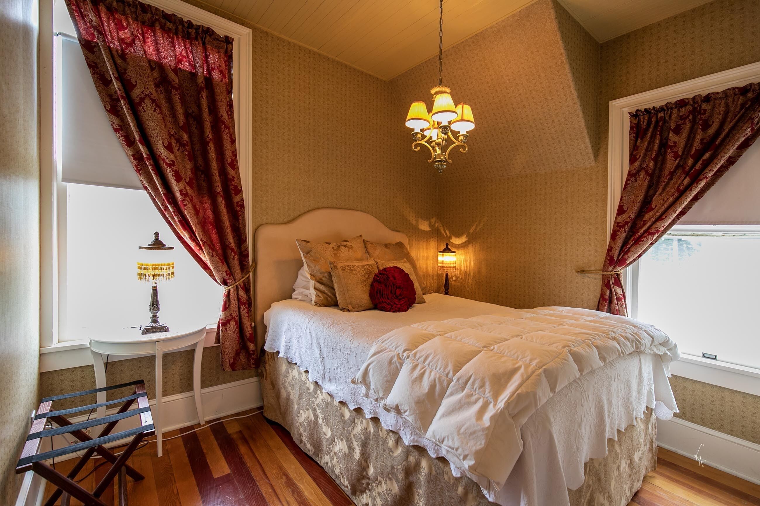 mother mccloud suite | 2 bedrooms, individually furnished, free wifi, bed sheets