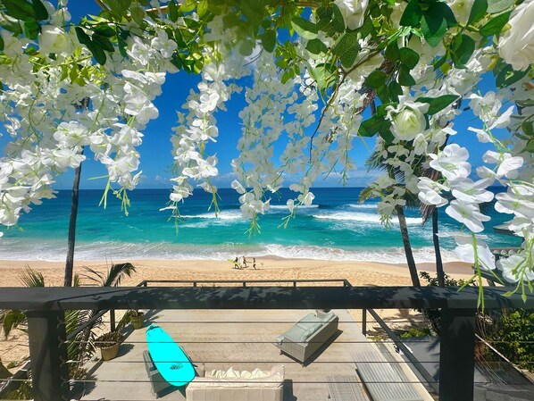 On the beach, sun loungers, beach towels - Beautiful ocean views, just steps away from Banzai Pipeline (Haleiwa)