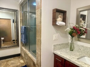 Combined shower/tub, hair dryer, towels, soap - Beautiful ocean views, just steps away from Banzai Pipeline (Haleiwa)