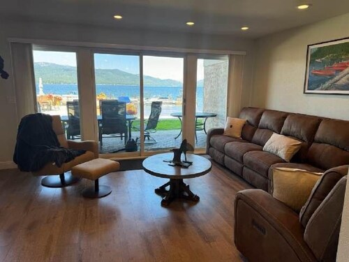 LAKEFRONT CONDO WITH SEASONAL POOL & BEACH
