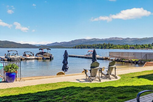 Lakefront condo w/ beach and seasonal heated pool