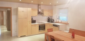 ثلاجة، ميكروويف، فرن، موقد طهي مسطح