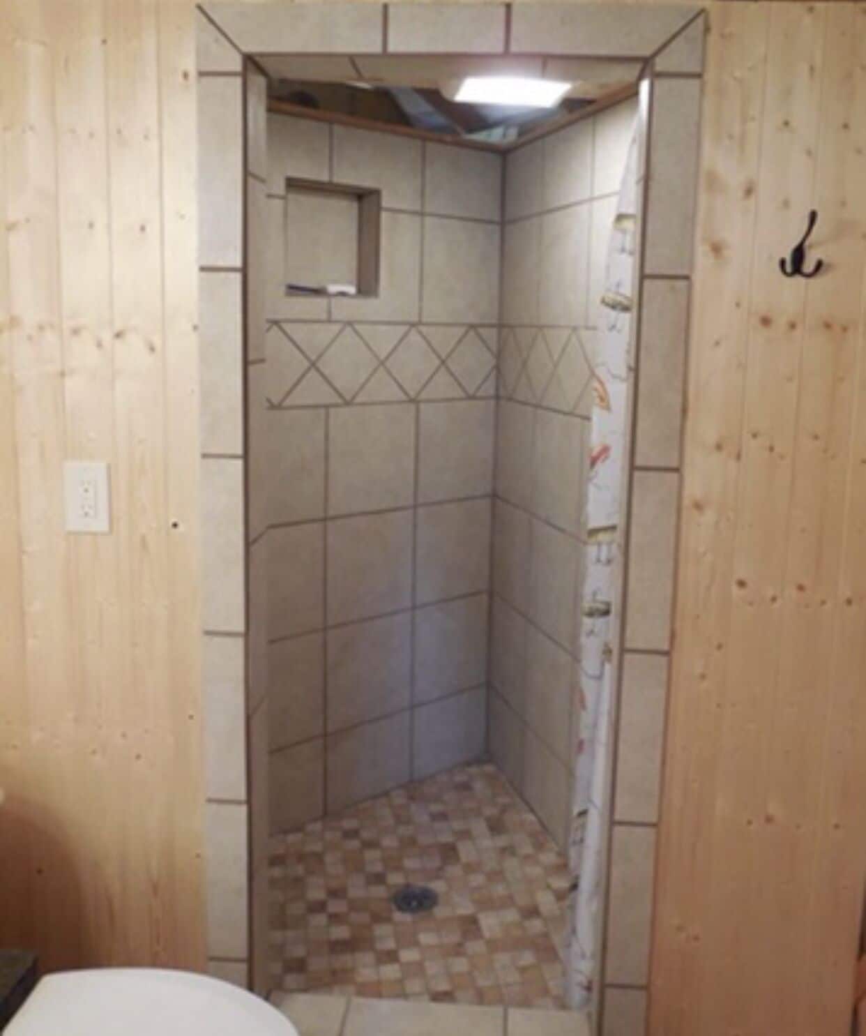 Douche, sèche-cheveux, serviettes fournies, papier toilette