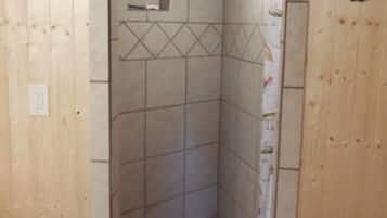 Douche, sèche-cheveux, serviettes fournies, papier toilette