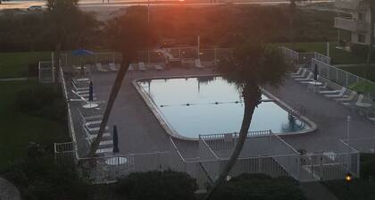 Beachfront condo with direct pool & ocean view on St Augustine Beach