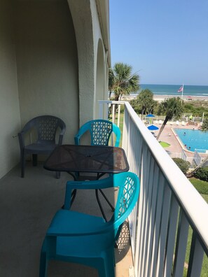 Outdoor dining - Beachfront condo with direct pool & ocean view on St Augustine Beach (St Augustine Beach)