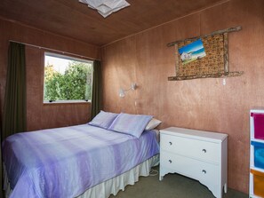 5 bedrooms, iron/ironing board, bed sheets