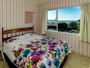 3 quartos, ferros/tábuas de passar roupa, roupa de cama