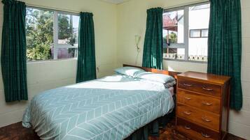 5 bedrooms, iron/ironing board, bed sheets