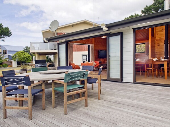 Outdoor dining - Pretty in Pauanui - Pauanui Holiday Home (Pauanui)