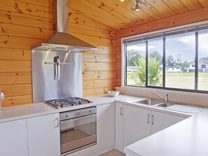 Fridge, oven, dishwasher, toaster - Pretty in Pauanui - Pauanui Holiday Home (Pauanui)