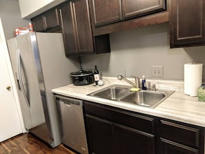 Fridge, microwave, oven, stovetop - Private Townhome in central Raleigh (Raleigh)