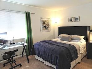 2 bedrooms, desk, iron/ironing board, free WiFi - Private Townhome in central Raleigh (Raleigh)