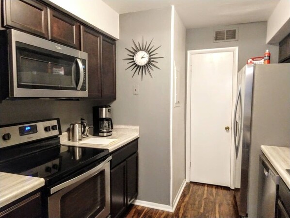 Fridge, microwave, oven, stovetop - Private Townhome in central Raleigh (Raleigh)