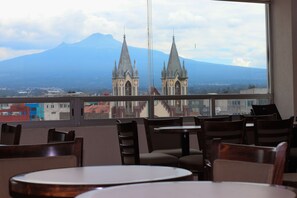 Bar (on property) - Hotel María Isabel (Chiautempan)