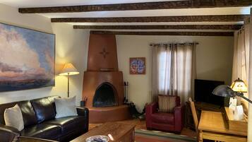 TV connectée, cheminée, livres