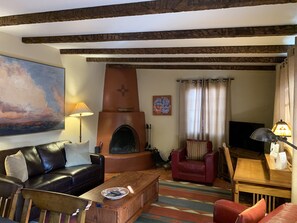 Älytelevisio, takka, kirjoja