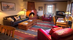 Älytelevisio, takka, kirjoja