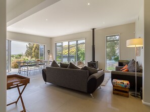 TV - Sunhaven Lakeside - Cromwell Holiday Home (Cromwell)